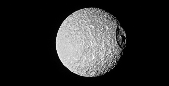 «Звезда смерти»: На спутнике Сатурна Мимасе скрыт молодой водный мир под кратерами — ученые Франции раскрыли тайну