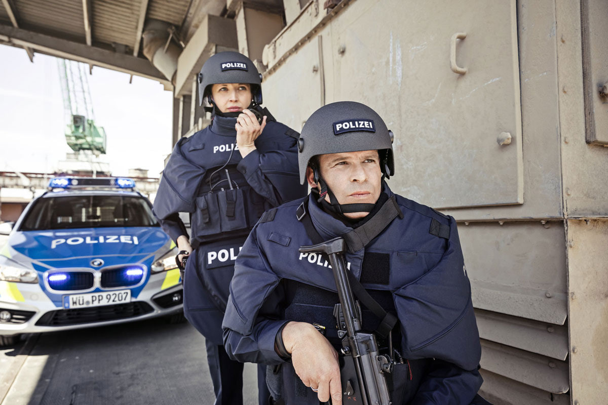 Кто такие полицаи. Polizei ФРГ. Polizei форма. Полизей Германия полиция. Немецкий полицейский.