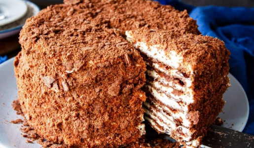 Белорусы научили готовить слоистый торт с секретным кремом: бюджетнее некуда, а нежнейшая текстура — просто чудо какое-то