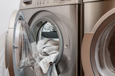 Перед стиркой положите в стиральную машину эту штуку с кухни: одежда всегда будет пахнуть свежестью — этот способ выведет даже самый стойкий запах