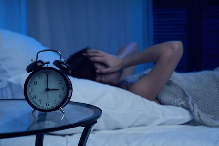 С бессонницей пора навсегда попрощаться: уснуть за одно мгновение поможет особая техника — рекомендация врача-сомнолога