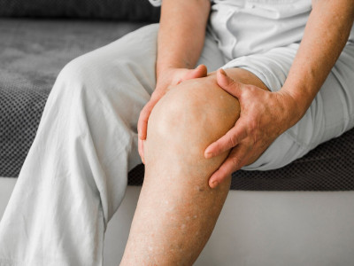 Первый симптом неприятной болезни: Ревматолог назвала самую частую причину боли в коленях