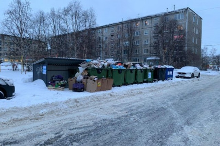 Снег не дает вывезти отходы мусоровозам в некоторых мурманских дворах