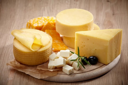 Хитрые хозяйки проводят с сыром этот трюк: За 5 секунд определяют его качество — сомнений не останется