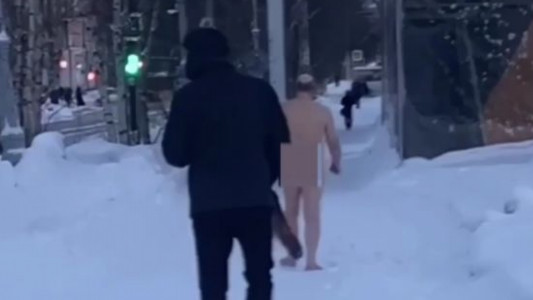 Летящей походкой: мурманчане сняли на видео голого мужчину на улицах города