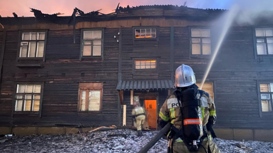 Спасатели вынесли двух человек из горящего деревянного барака в Мурманске