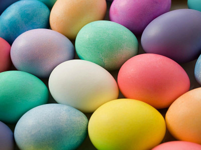Красители к Пасхе не покупайте: эти 7 простых продуктов с кухни окрасят яйца во все цвета радуги — просто, ярко и красиво