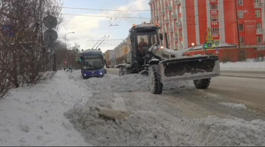 За сутки на улицы Мурманска высыпали почти 100 тонн соли