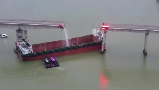 В Китае судно проломило мост над рекой и в прорву рухнули автобус и машины, есть пострадавшие и пропавшие — видео трагедии