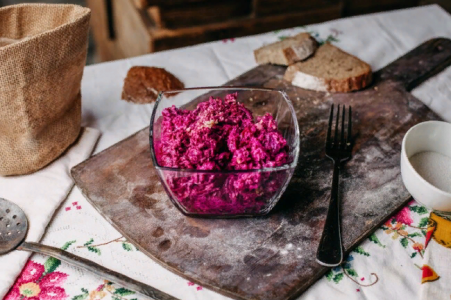 Салат «Затейница»: необычное блюдо из свёклы и 3 копеечных ингредиентов за 5 минут — на радость домашним