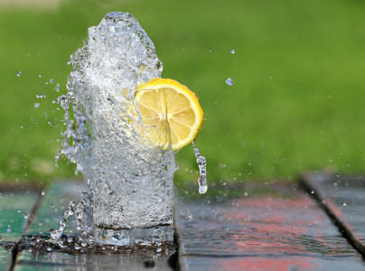 «В Сети ее призывают пить стаканами»: ученые рассказали о пользе воды с лимоном и раскрыли правду, поможет ли напиток сбросить лишние 10 кг