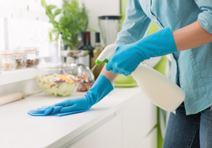 «Многие даже не догадываются об этом рассаднике бактерий»: профессиональная уборщица назвала самые грязные места в доме — как их почистить