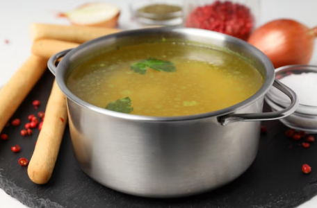 «Пересоленный до слёз суп — не катастрофа»: Простое действие реанимирует блюдо за 5 минут — вот как нужно поступить