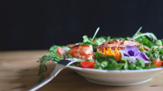 Готовим легкий овощной салат с крабовыми палочками за 7 минут: идеальное сочетание ингредиентов — получается вкусно и сытно