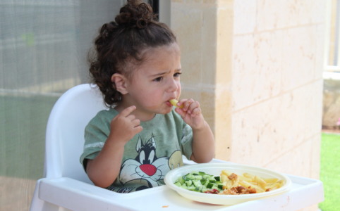 Только не заставляйте: психолог Князева рассказала, как накормить ребенка-малоежку