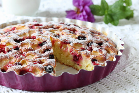 Берем стакан йогурта и любые замороженные ягоды: печем на раз-два нежный и сочный пирог — вкуснее ягодных тортиков