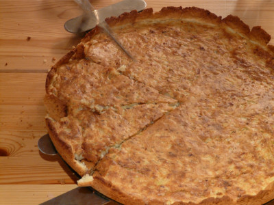 Можно печь каждый день: сытный заливной пирог с сыром и зеленью — все смешали и готово