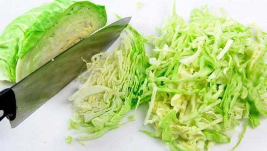 Вкуснейший салат из обычной капусты и крабовых палочек: заправка из 3 ингредиентов — и простое блюдо станет ресторанным
