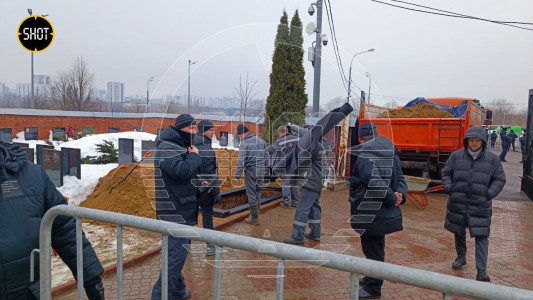 В окружении полиции: кадры последних приготовлений к похоронам Навального* на Борисовском кладбище — территория оцеплена