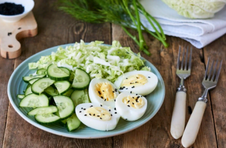Салат «Весенняя лёгкость»: блюдо из яйца, огурца и секретного соуса — кулинарный шедевр с минимумом калорий за 5 минут