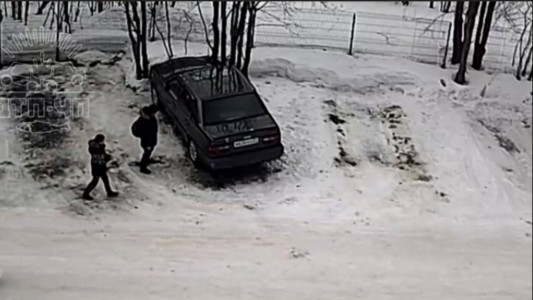 В Мончегорске разыскивают подростка, который забрызгал краской чужой автомобиль