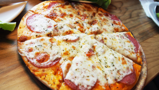 Навсегда откажетесь от обычного теста: попробуйте приготовить вот такую пиццу — ваше представление о питании изменится за 20 минут