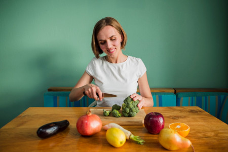 Жуйте этот овощ — и деменция вам не грозит: Нейробиолог Лав назвал продукт, уничтожающий опаснейшую бактерию во рту
