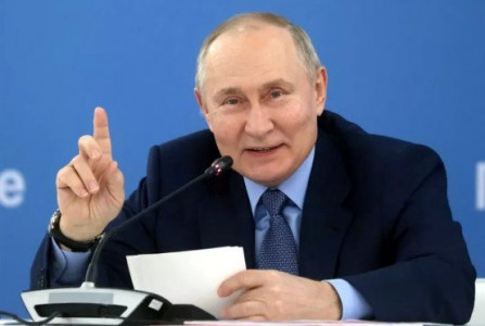 «Греф на связи»: Путин пошутил, чем заменяет умную колонку от Сбера