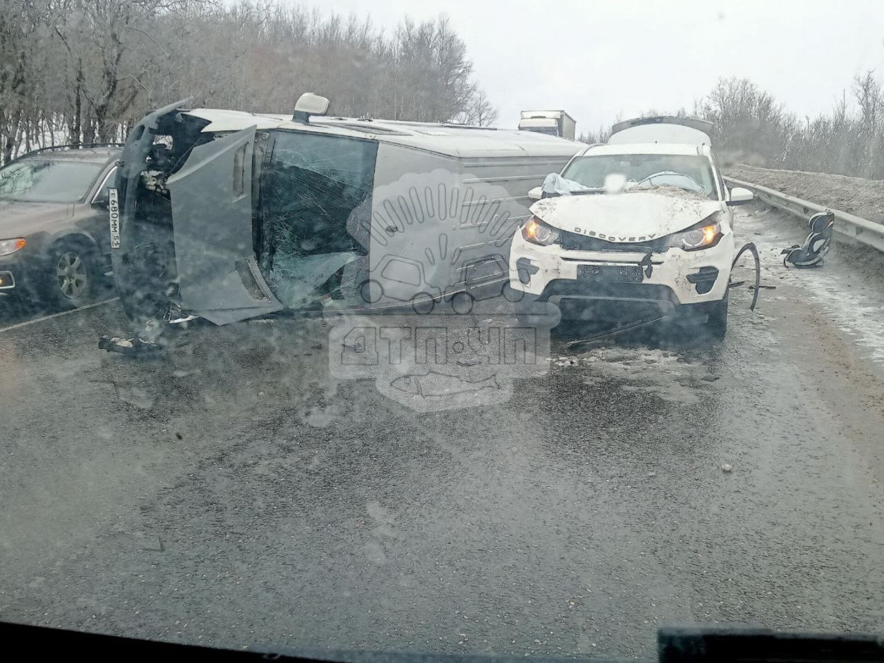 Маршрутка с 11 пассажирами, следующая из Мурманска в Гаджиево, перевернулась