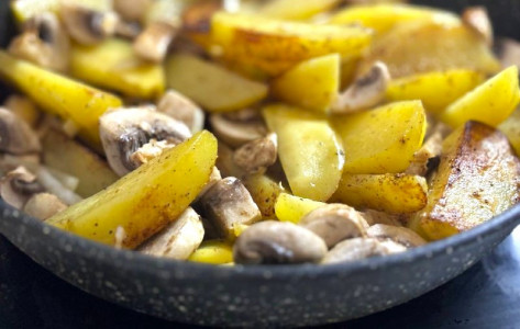 Берем картошку, грибы и готовим быстрый ужин на всю семью: весь секрет в простом ингредиенте — можно накормить толпу гостей