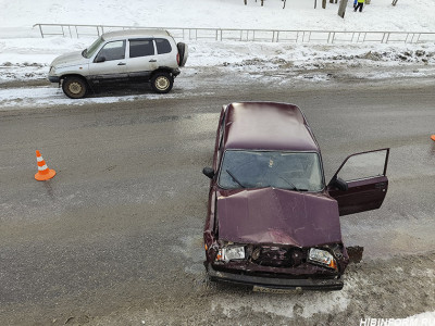 Водитель легковушки влетел в припаркованный автомобиль в Апатитах