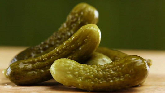 Беру соленые огурцы и пару яиц: этот вкуснейший салат готовлю по 2 раза в день — и все равно просят добавки