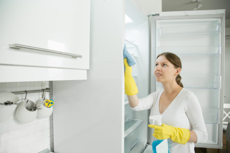 Желтизна сойдет на ваших глазах: как пожелтевшему пластику на холодильнике вернуть белоснежность — всего 3 капли на губку