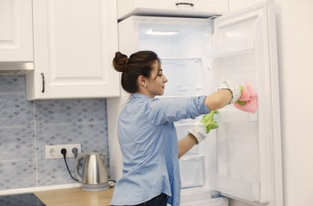 Никакой желтизны и разводов: самый простой и безопасный способ чистки холодильника — даже фломастер уберет
