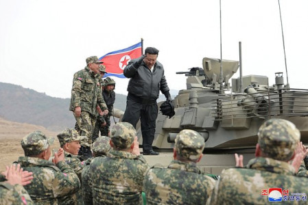 «Намек для неприятеля»: Ким Чен Ын лично протестировал новый северокорейский танк — вот это мощь