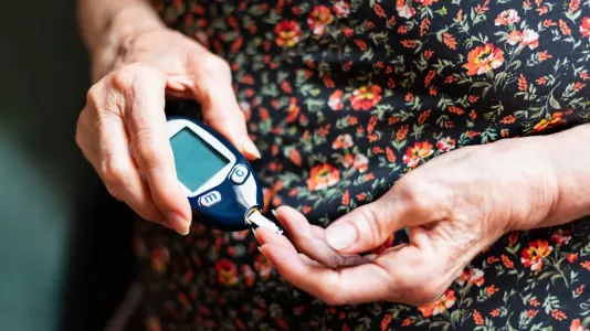 Действует мгновенно: врач Мосли назвал простую технику для снижения сахара в крови — лекарства не понадобятся