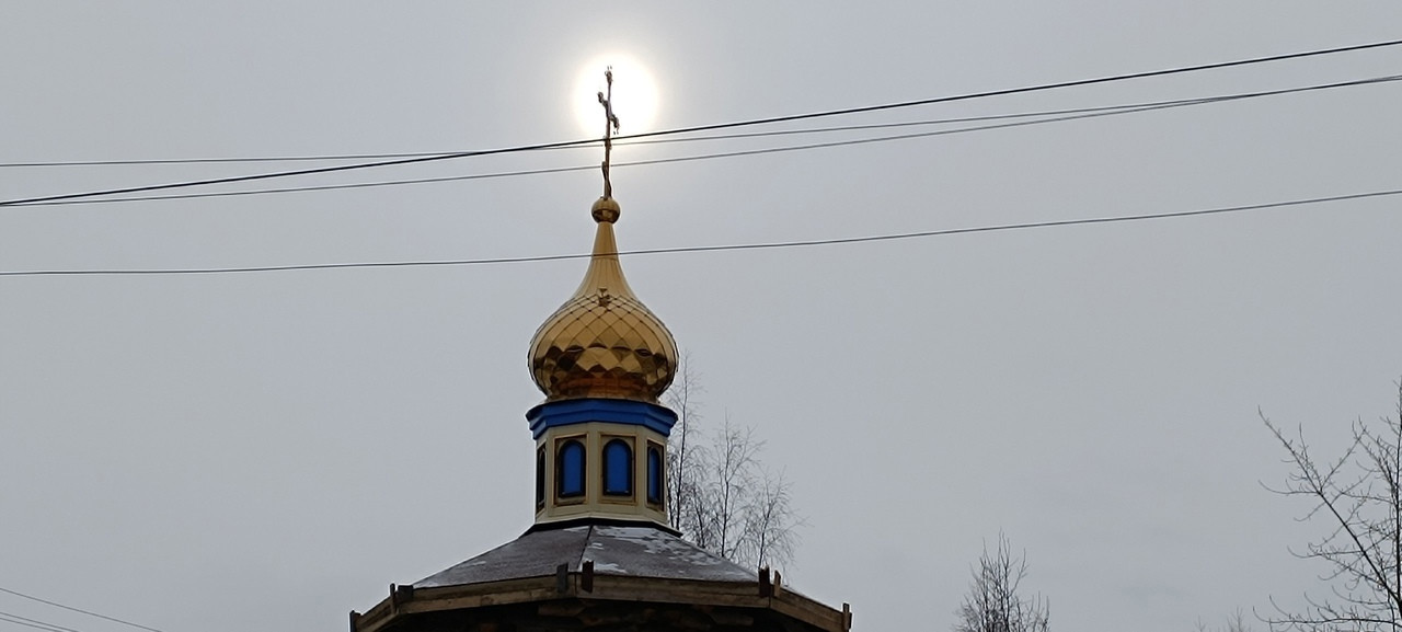 «Выстраданный и долгожданный»: на храме Кандалакши установили крест