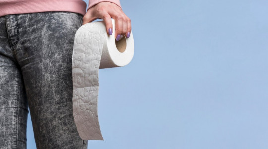 Беру обычную втулку от туалетной бумаги и креплю на пылесос: вот зачем я так делаю — хитрый трюк для качественной уборки