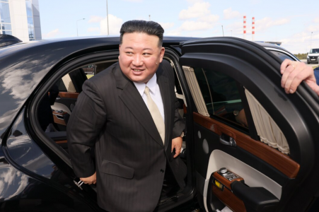 Ким Чен Ын впервые приехал на мероприятие на подаренном Путиным Aurus: от удовольствия сияет, как русский самовар