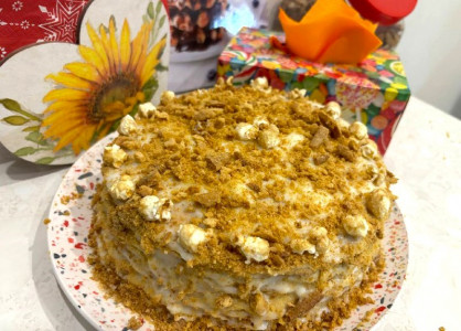 Не нужно раскатывать тесто и взбивать крем миксером: торт «Медовик» за 30 минут — гости будут в восторге
