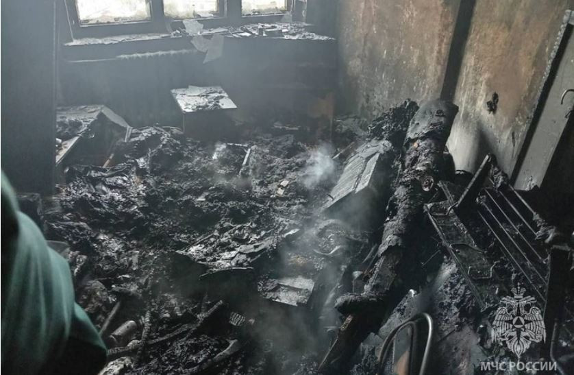 При пожаре из жилого дома в Снежногорске спасли 13 человек
