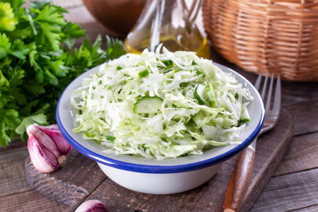 Кулинарный шедевр из вкусной заправки и простого овоща: шикарная смесь сделает капустный салат гораздо вкуснее