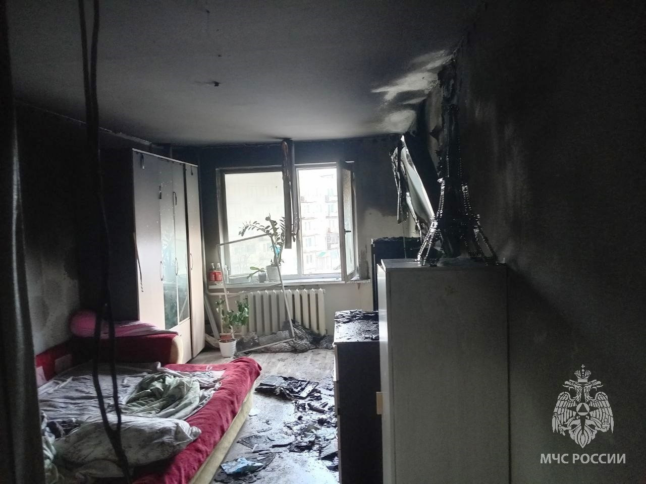 Из пожара в жилом доме в Снежногорске спасли пять человек