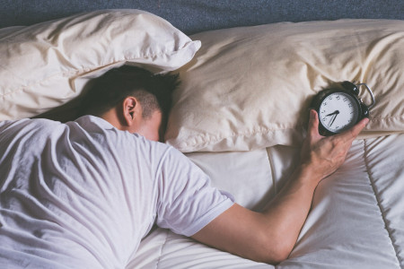 Уснуть без снотворного: 2 продукта, которые полезно есть на ночь — перекус от бессонницы