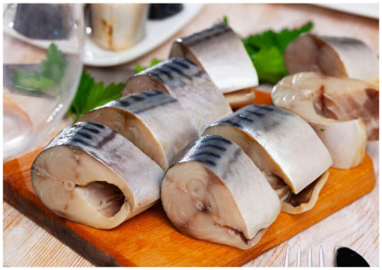 Без уксуса: рецепт засолки скумбрии сухим способом — вкуснее красной рыбы