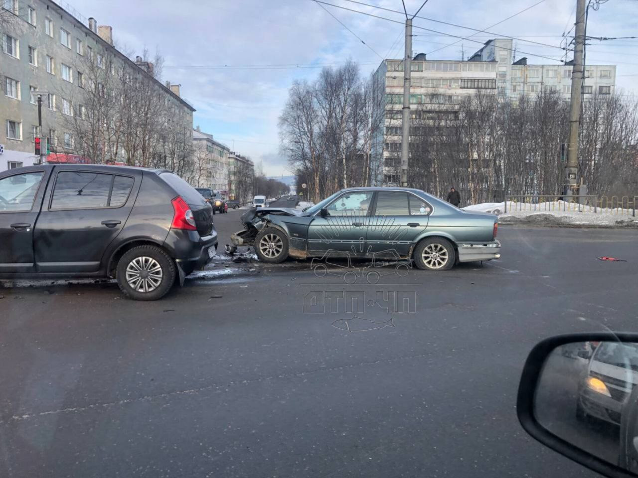 На перекрестке в Мурманске столкнулись Renault и BMW