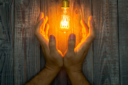 У каждого в голове небольшая лампочка: нейрофизиолог рассказал, сколько энергии могут дать все люди на планете