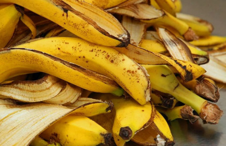 Укрепит сердце, поможет желудку, снизит давление: Вот как и зачем надо есть кожуру бананов — рассказал эксперт Малозёмов