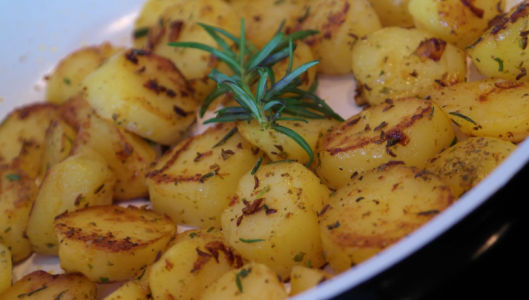 Довести до совершенства: Зачем посыпать жареную картошку мукой — создайте шедевр, который восхитит гурманов