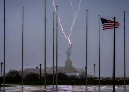 Послужила громоотводом: молния ударила в Статую Свободы в Нью-Йорке — коснулась факела